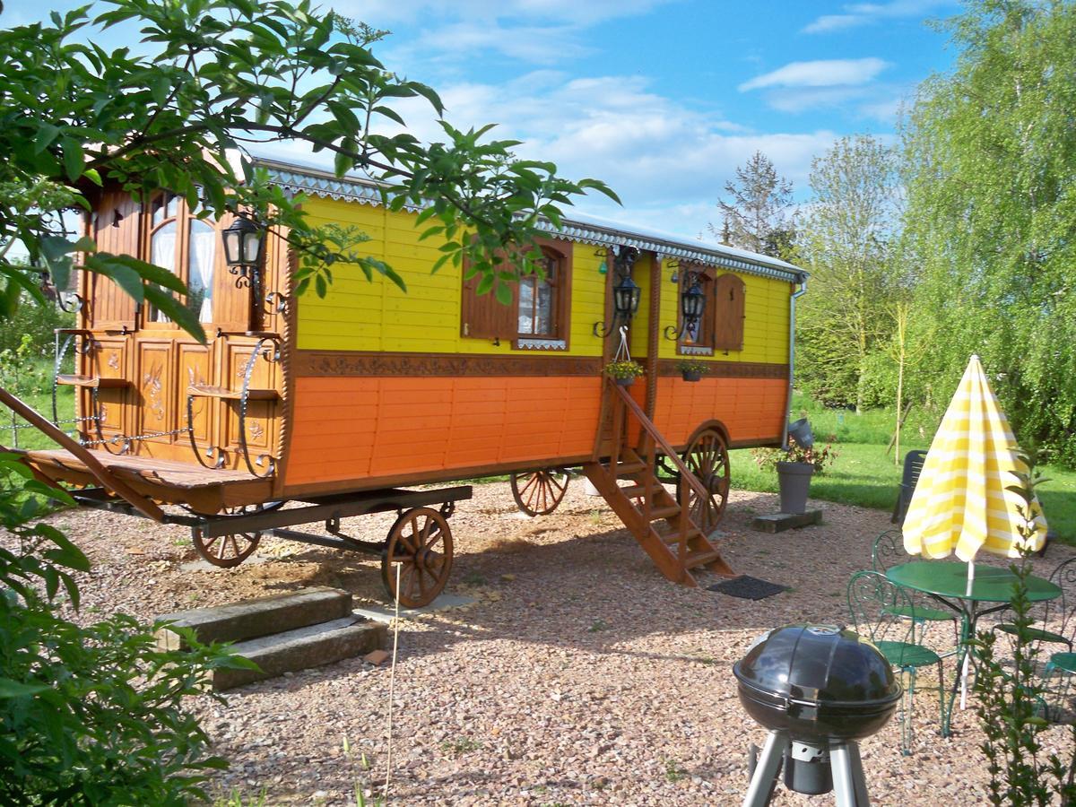 La Roulotte De Pommette Et Billy Bed & Breakfast La Hoguette Luaran gambar